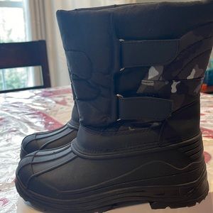 Boys gray camo winter boots. Lined, worn once